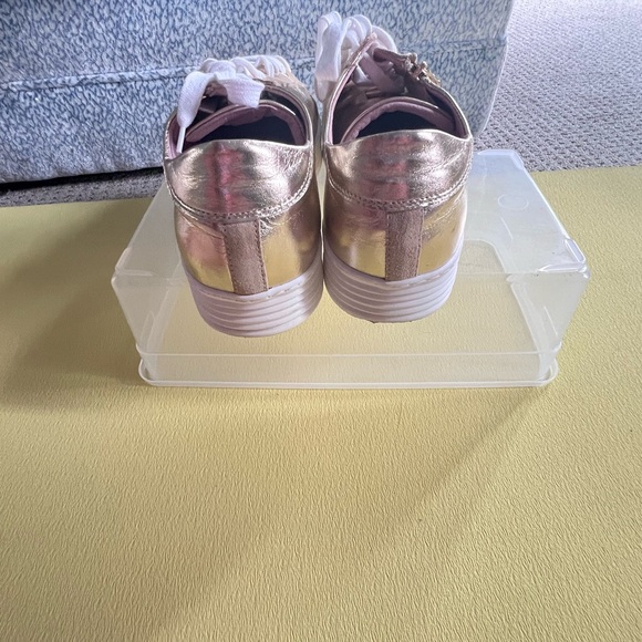 Sole Bliss Sneaker: Gold with Khaki Star. Easy Slip on and Zip up. Size 40. - Picture 4 of 8